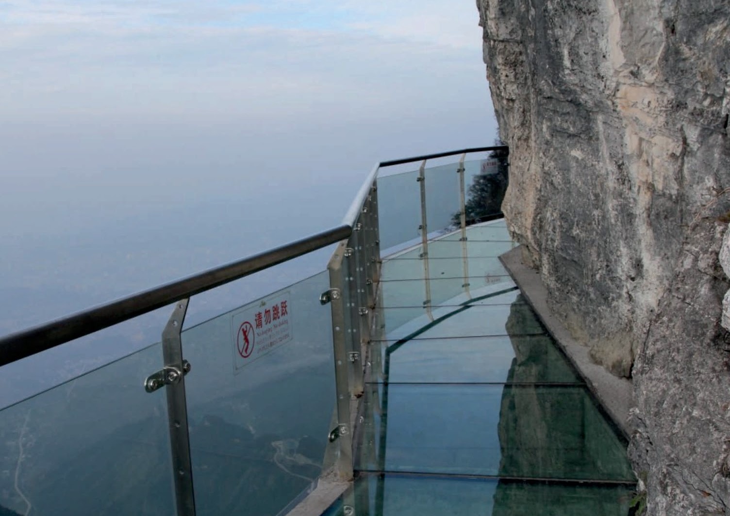 天门山在中国的人行天桥 - Zhangjiajie | Secret World Trip Planner