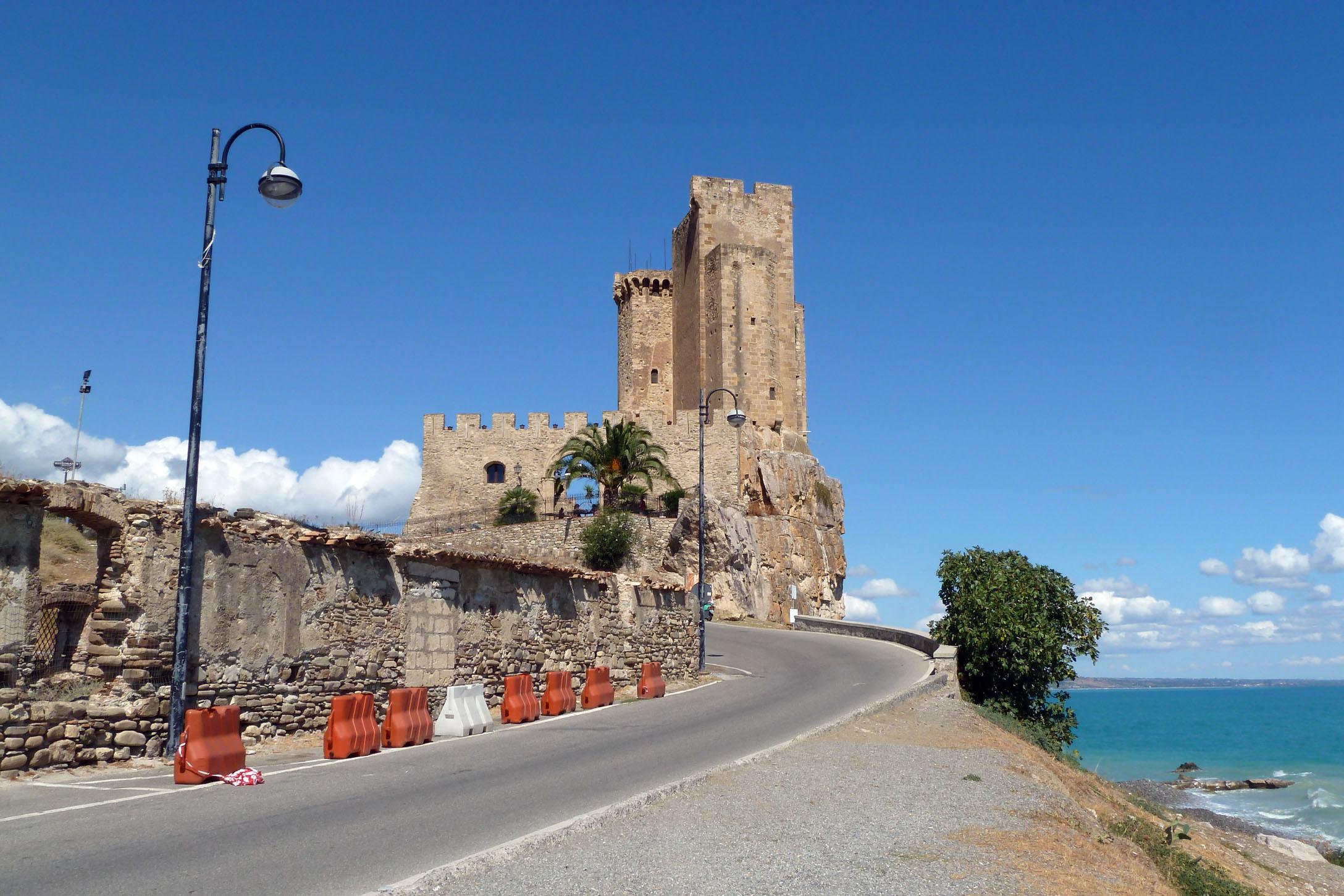 قلعه فردریک تمپلار - Roseto Capo Spulico | Secret World Trip Planner