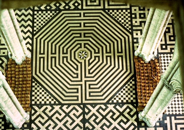 Labyrinth Katedral Amiens - Amiens | Secret World Trip Planner