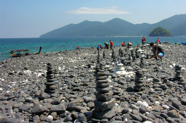 Ko Hin-Ngam , l'île aux galets noirs - Ko Tarutao | Secret World Trip Planner