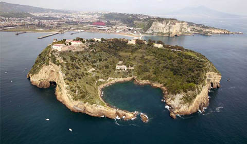 Nisida, ເກາະຂະຫນາດນ້ອຍທີ່ມີສີຂຽວສະເຫມີ