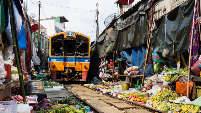 Mercado ferroviário de Maeklong - แม่กลอง | Secret World Trip Planner