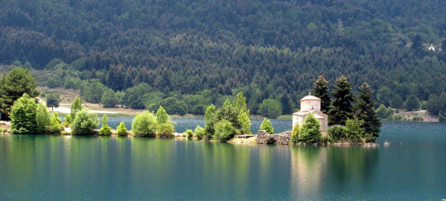 Lago Doxa: Um oásis de tranquilidade nas montanhas de Corinto - Lake Doxa | Secret World Trip Planner