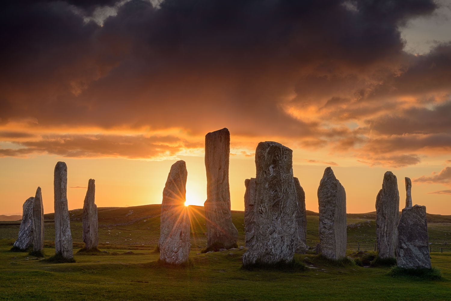 Standing stones. Калланиш Callanish Stones Шотландия. Менгиры Калланиша, Шотландия. Стоячие камни Калланиша, Шотландия. Камни Калланиш остров Льюис Шотландия.
