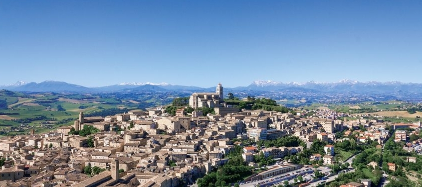 Lepo mesto na gričih Marchesa.  - Fermo | Secret World Trip Planner