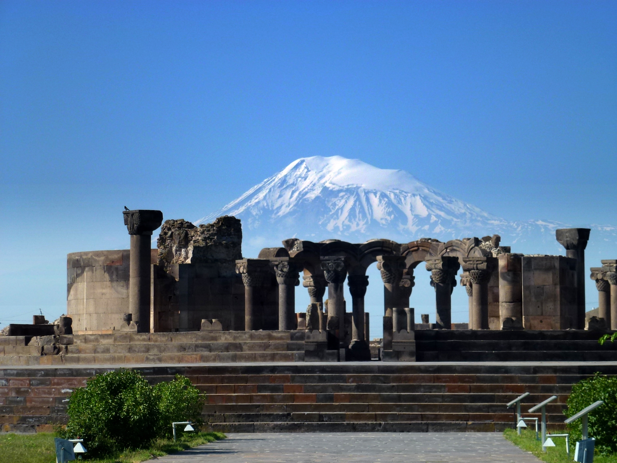 کیتیڈرل کے Zvartnots