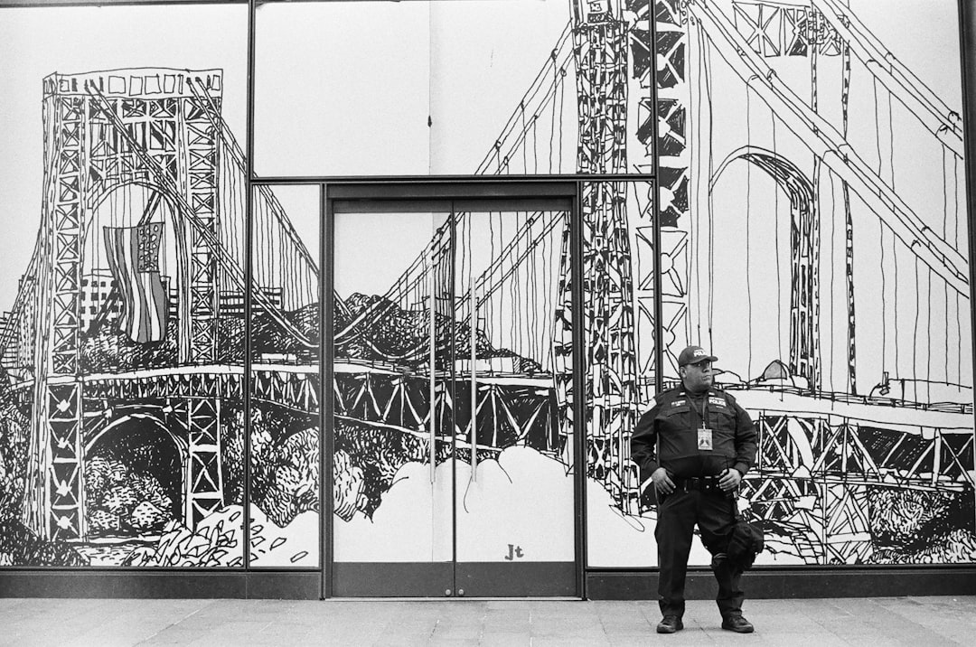 Las Puertas del Esonerado: Una Obra Maestra en Nueva York - New York | Secret World Trip Planner