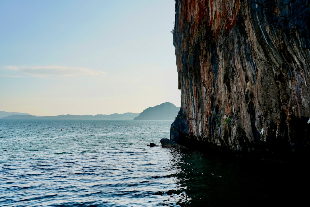 探索普吉岛:自然与夜生活的完美结合 - Distretto di Mueang Phuket | Secret World Trip Planner