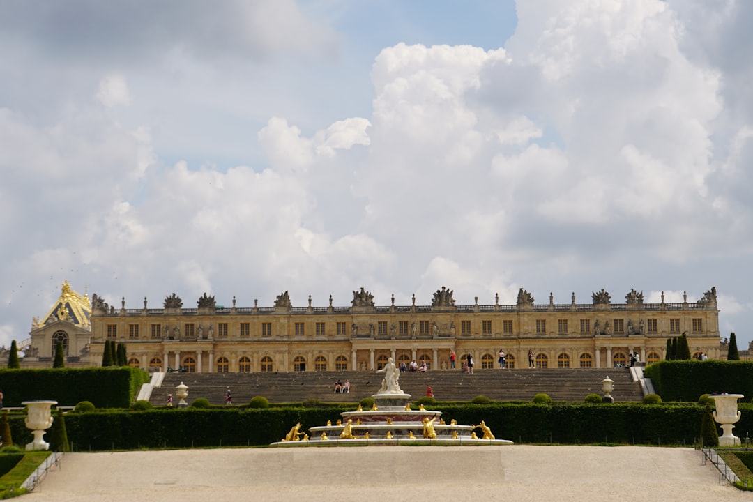 La magnifica Reggia di Versailles: un viaggio nel lusso - Place d'Armes | Secret World Trip Planner