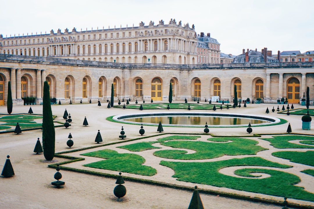 La magnifique Reggia de Versailles : un voyage de luxe - Place d'Armes | Secret World Trip Planner