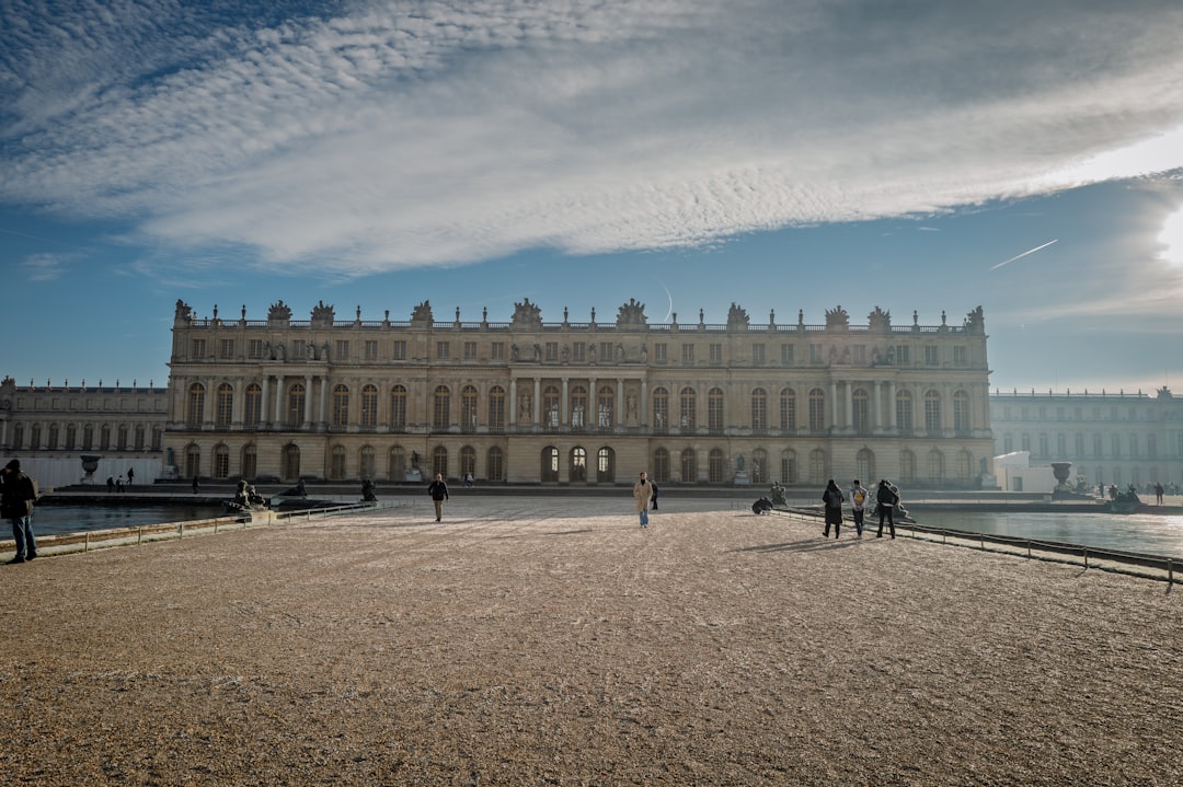 La magnífica Reggia de Versalles: un viaje al lujo - Place d'Armes | Secret World Trip Planner