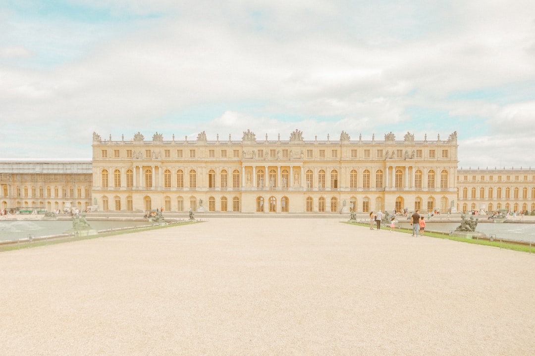 豪華なヴェルサイユ宮殿：贅沢の旅へ - Place d'Armes | Secret World Trip Planner