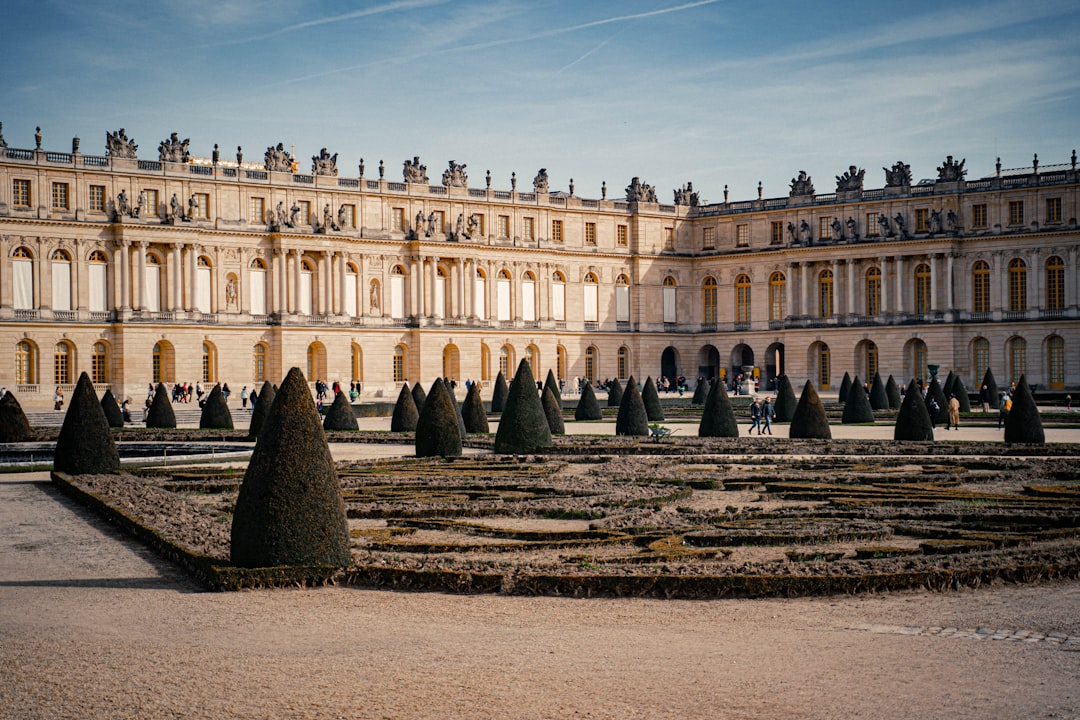 豪華なヴェルサイユ宮殿：贅沢の旅へ - Place d'Armes | Secret World Trip Planner