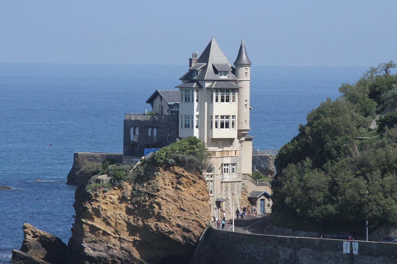Secret World vs TripIt in Biarritz: The Best Trip Planner - Biarritz | Secret World Trip Planner