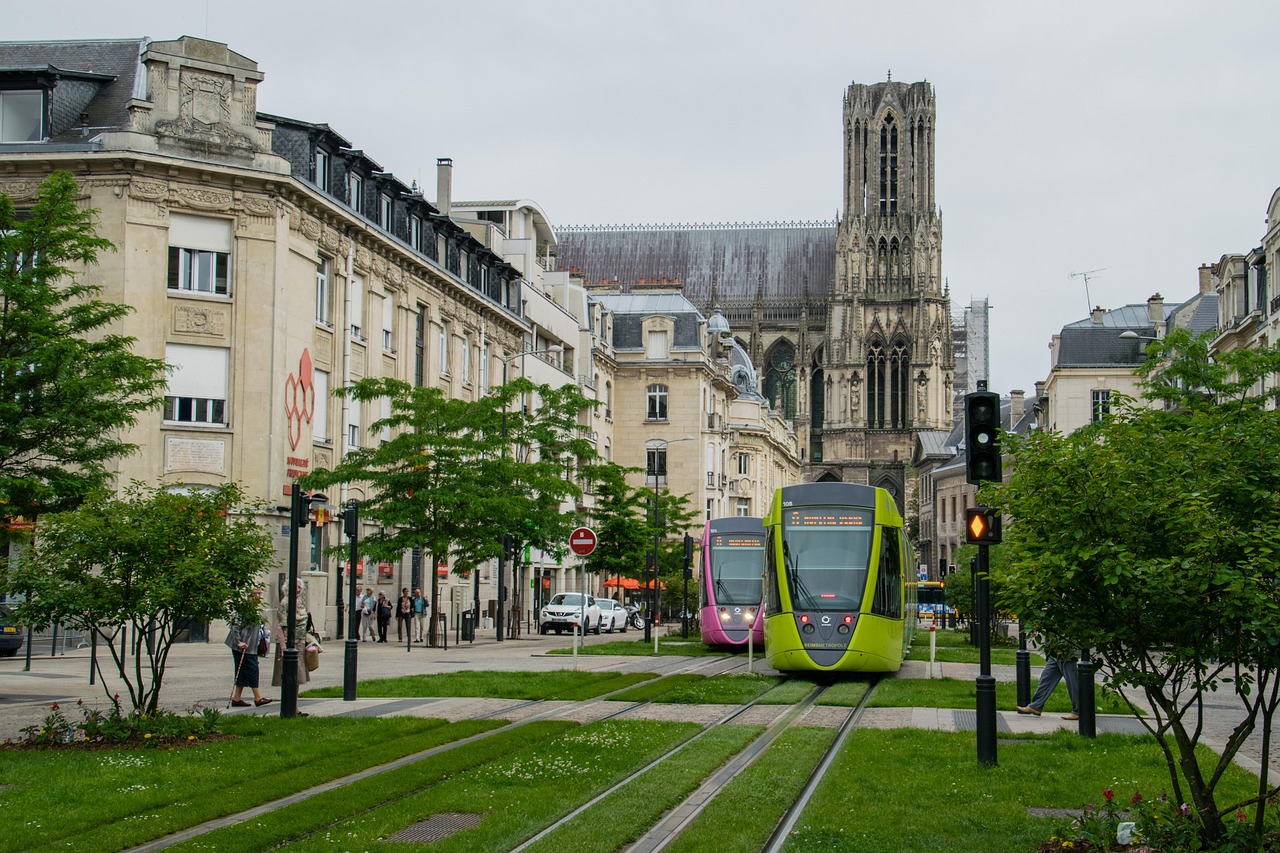 Top 5 Applications de Voyage Reims 2026 : Découvrez le Monde Secret - Reims | Secret World Trip Planner
