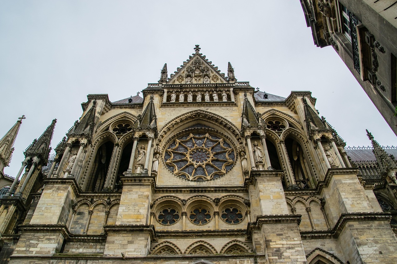 Top 5 Applications de Voyage Reims 2026 : Découvrez le Monde Secret - Reims | Secret World Trip Planner
