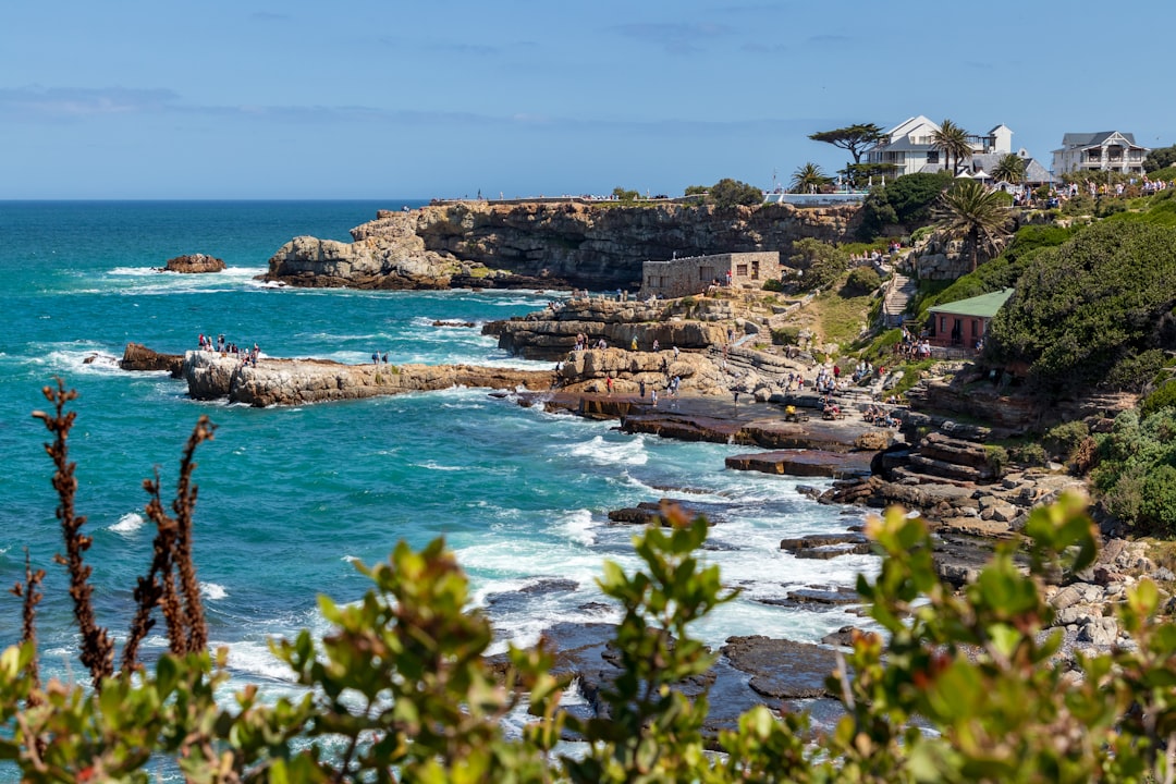Weekend a Hermanus con Secret World: La tua guida perfetta: scogliere, balene e un lungomare senza fronzoli