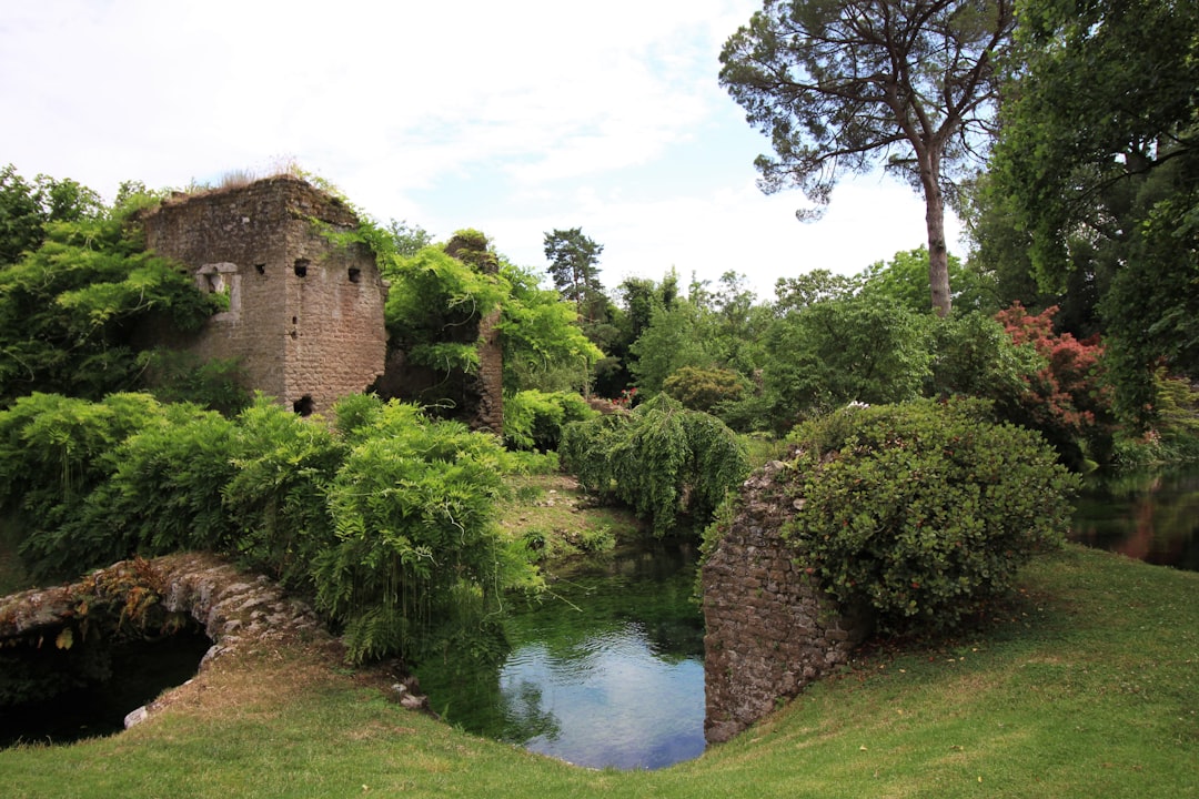 Giardino di Ninfa: Un Paraíso Romántico en Italia - 68 | Secret World Trip Planner