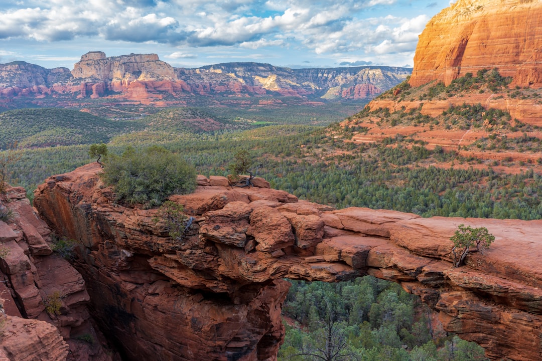 探索塞多纳的魔鬼桥：自然冒险之旅 - Devil's Bridge Trail | Secret World Trip Planner