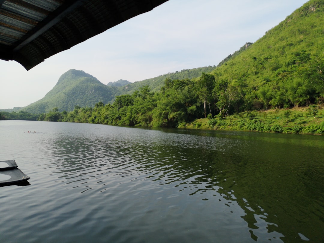 Entdecken Sie den Charme des Srinagarind-Staudamms in Thailand | Secret World Trip Planner