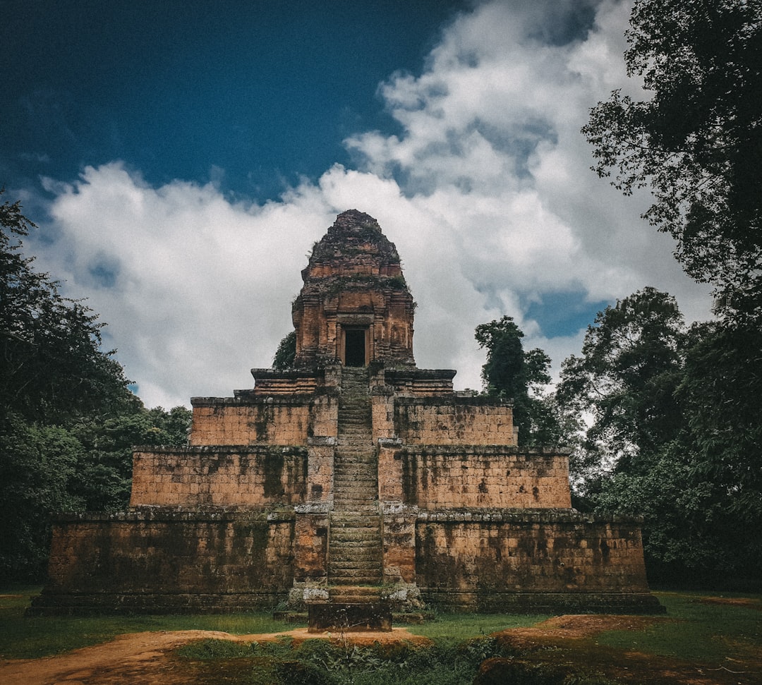 Descubre Phnom Bakheng: el templo entre historia y naturaleza en Camboya | Secret World Trip Planner
