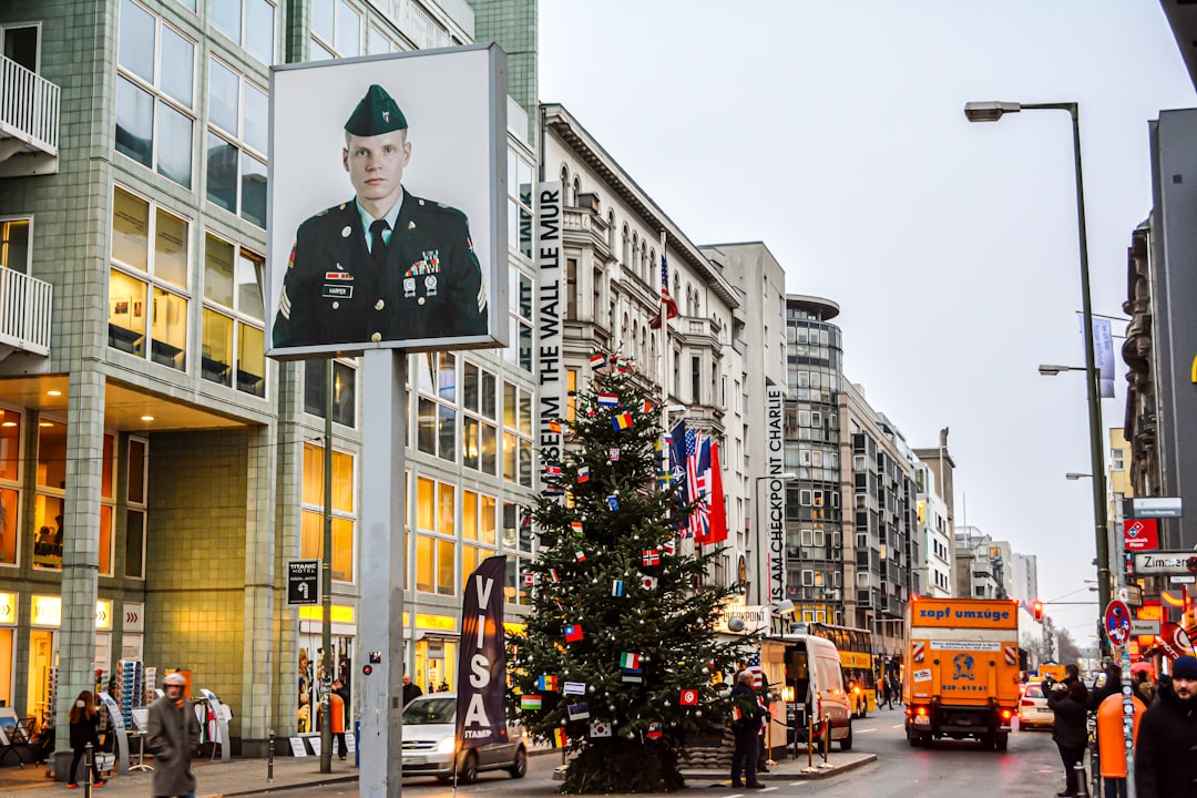 Checkpoint Charlie : Un symbole de la Guerre froide à Berlin - Berlin | Secret World Trip Planner