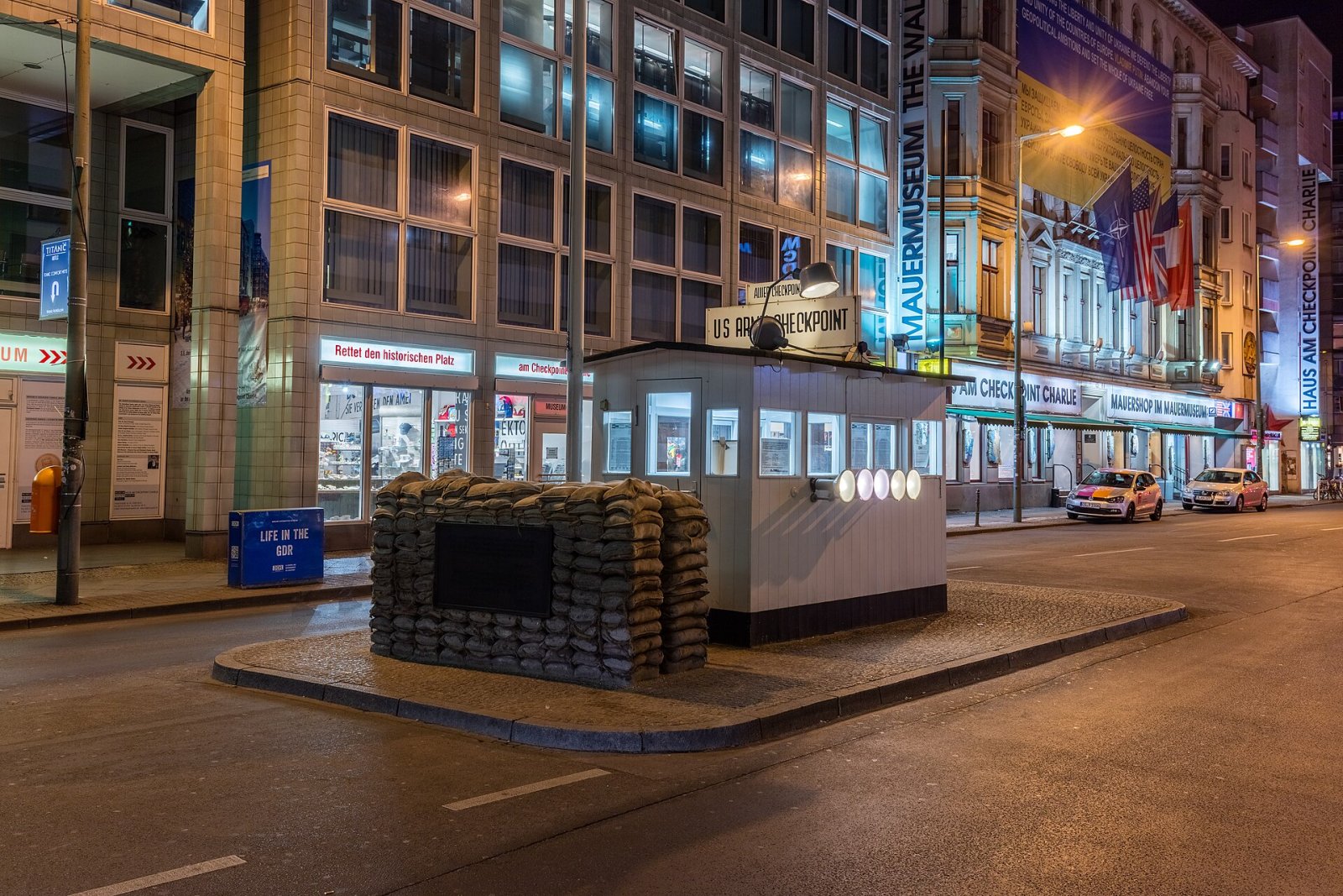 Checkpoint Charlie: Un Símbolo de la Guerra Fría en Berlín - Berlin | Secret World Trip Planner