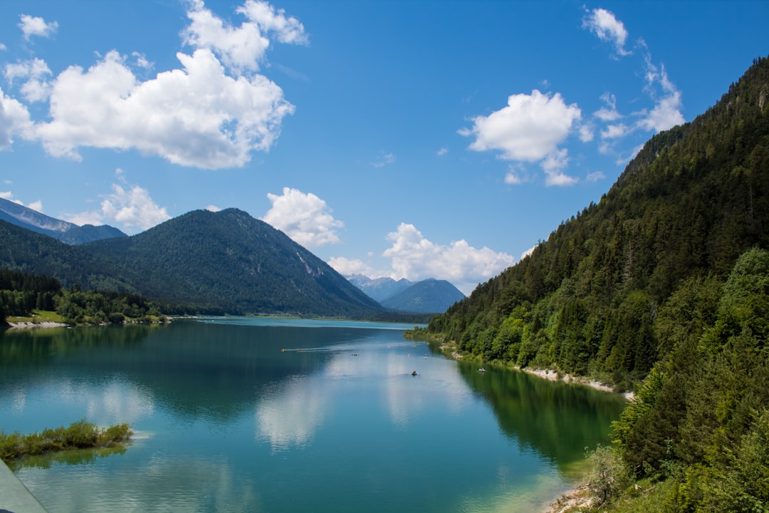 Entdecken Sie den Sylvensteinsee: ein Juwel Bayerns - Achenwald | Secret World Trip Planner