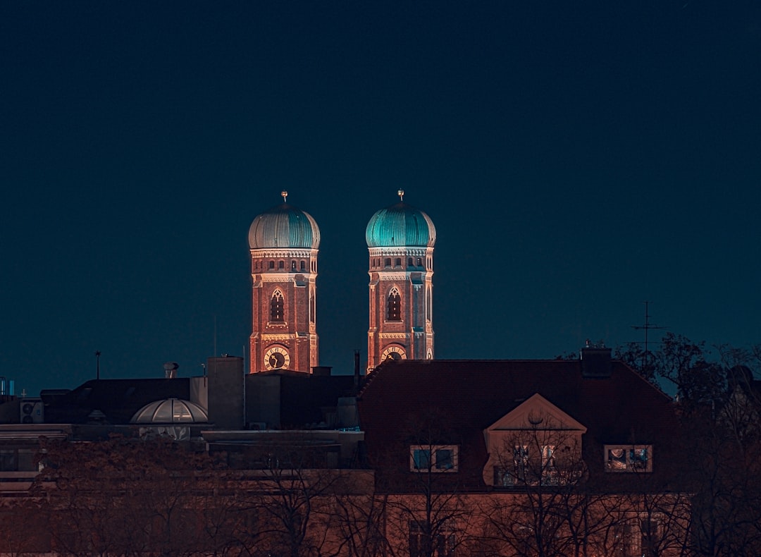 Descubra a Frauenkirche de Munique: símbolo de cultura e história - München | Secret World Trip Planner