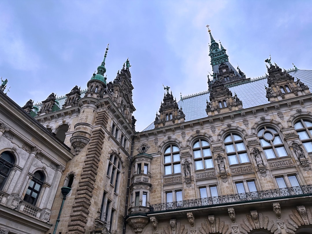 Scopri l'Hamburg Rathaus: Storia e Bellezza della Capitale della Germania Settentrionale - Hamburg | Secret World Trip Planner