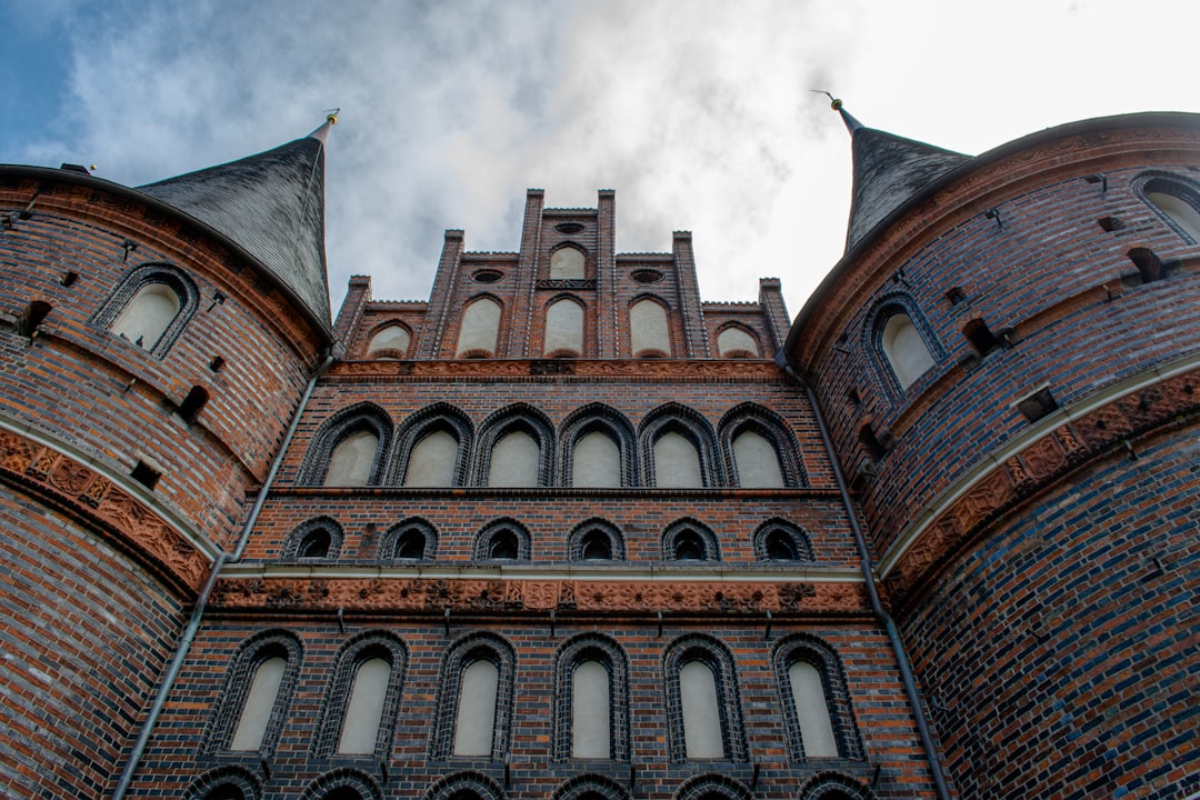 探索吕贝克的霍尔斯滕门：历史与建筑的象征 - Lübeck | Secret World Trip Planner
