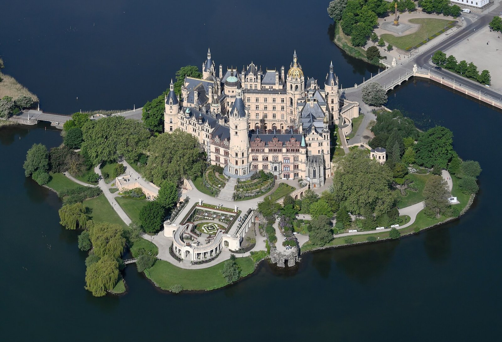 シュヴェリン城を発見：ドイツの歴史の宝石 - Schwerin | Secret World Trip Planner