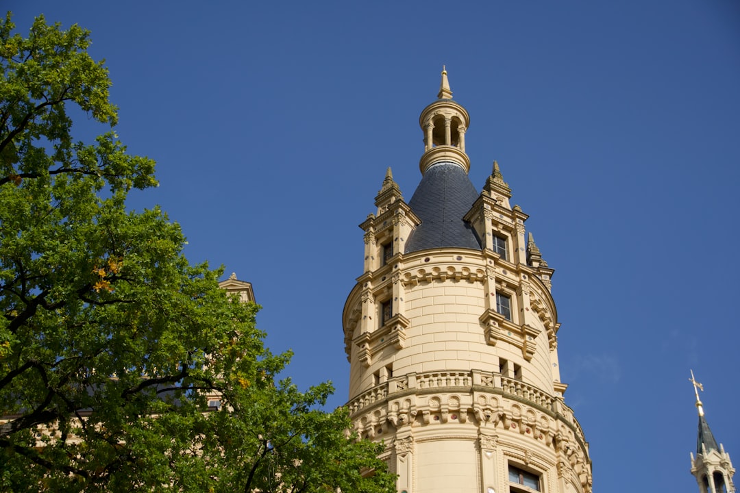 シュヴェリン城を発見：ドイツの歴史の宝石 - Schwerin | Secret World Trip Planner