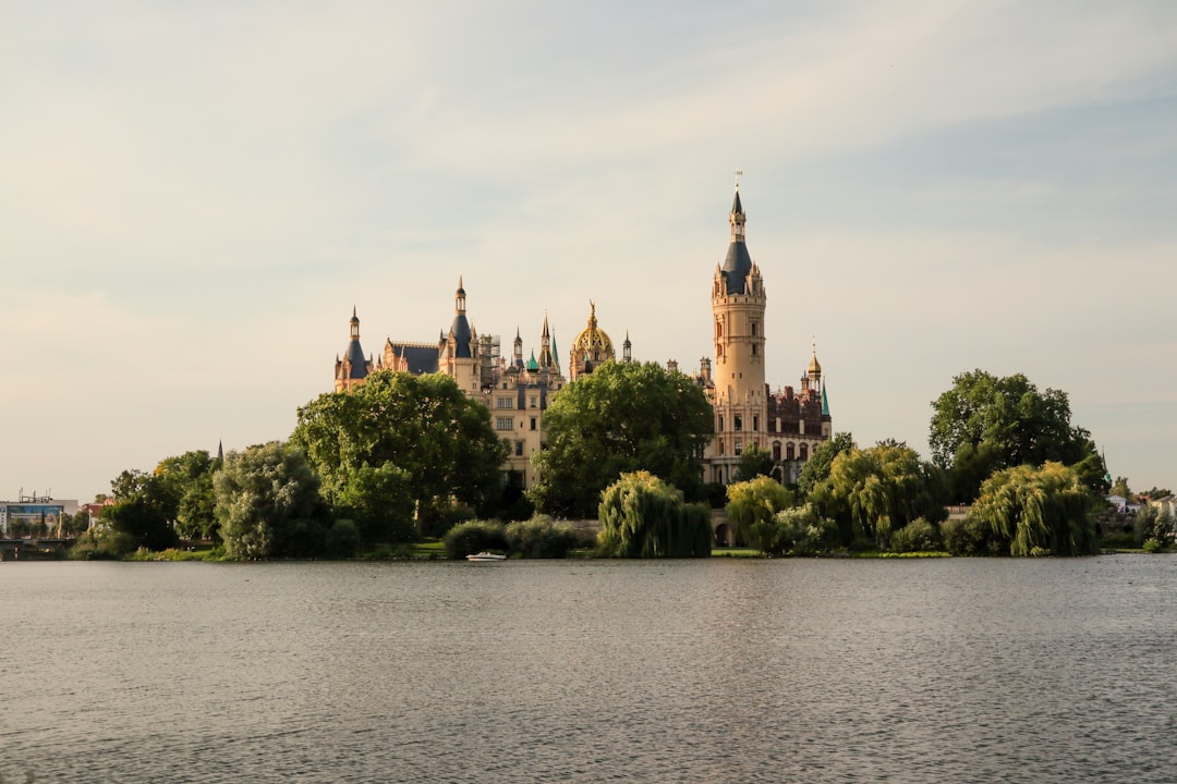 发现施韦林城堡：德国历史的瑰宝 - Schwerin | Secret World Trip Planner