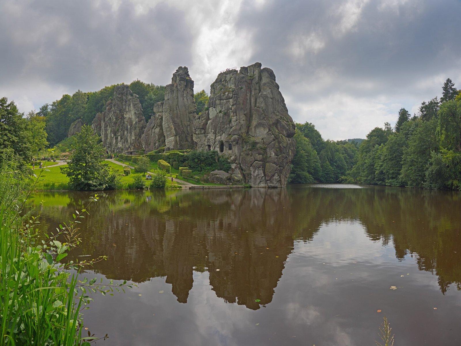 Externsteine 탐험: 독일 역사 여행 - Horn-Bad Meinberg | Secret World Trip Planner