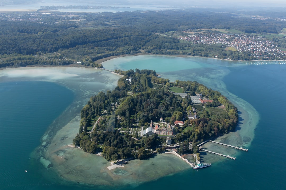 Entdecken Sie die Insel Mainau: Ein Naturparadies am Bodensee - Konstanz | Secret World Trip Planner
