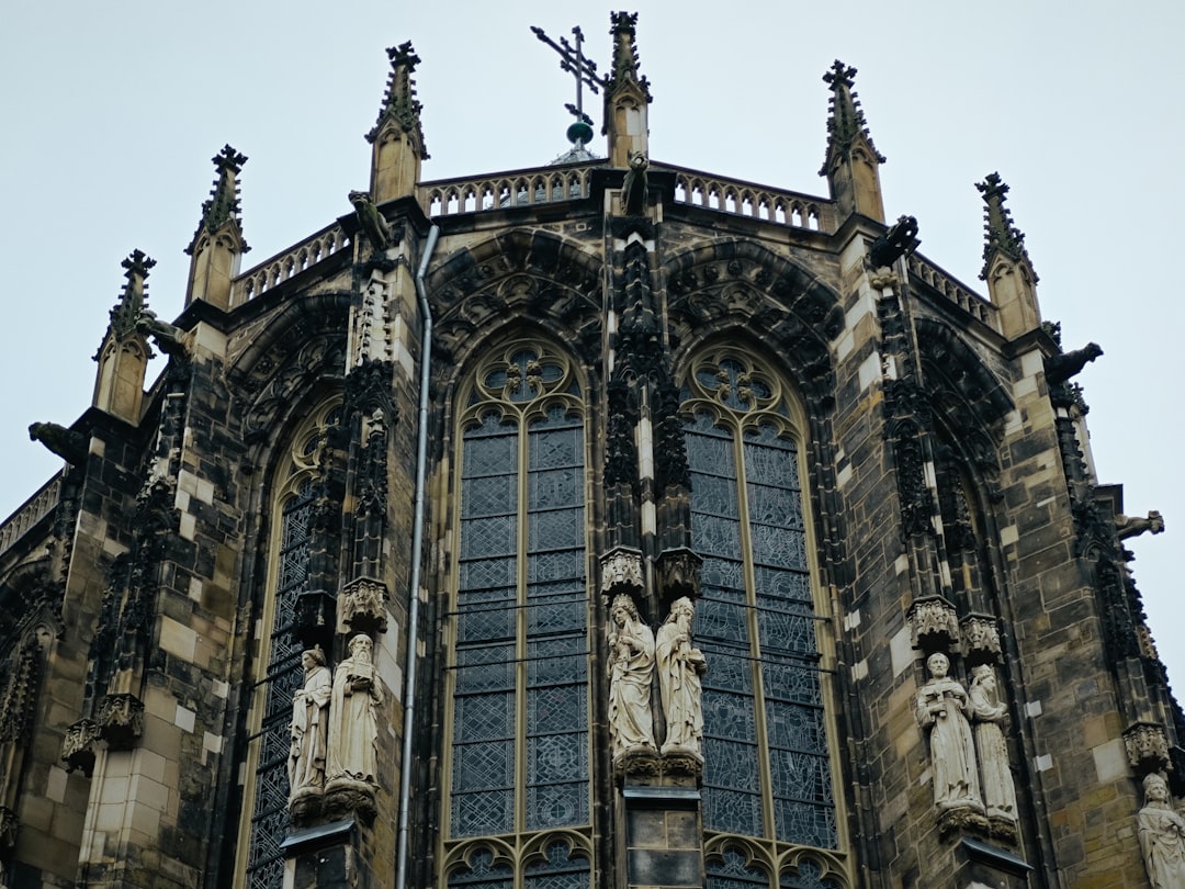 Descubra a Catedral de Aquisgrana: um tesouro histórico na Alemanha - Aachen | Secret World Trip Planner