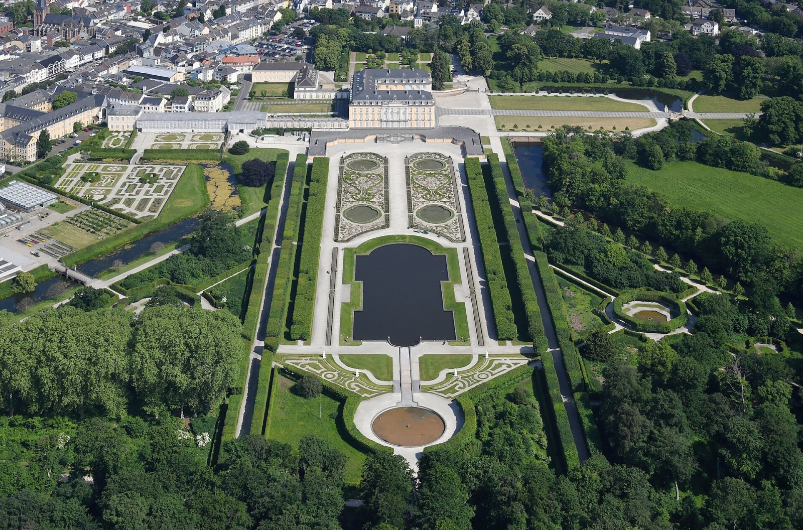 シュロス・アウグストゥスブルクを発見：ブリュールのバロックの宝石 - Brühl | Secret World Trip Planner