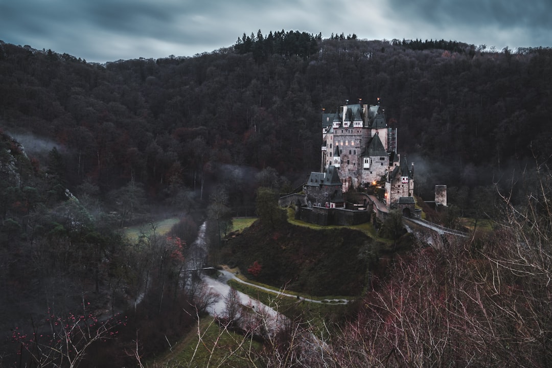 Descubra Burg Eltz: um tesouro escondido na Alemanha - Wierschem | Secret World Trip Planner