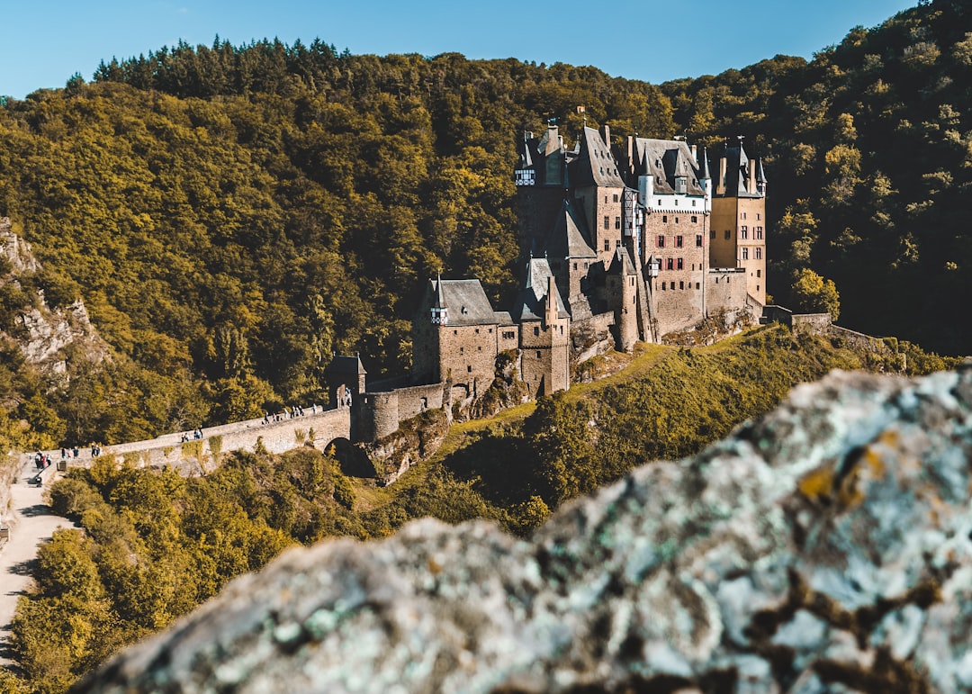Descubra Burg Eltz: um tesouro escondido na Alemanha - Wierschem | Secret World Trip Planner