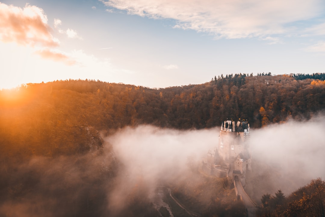 Descubra Burg Eltz: um tesouro escondido na Alemanha - Wierschem | Secret World Trip Planner
