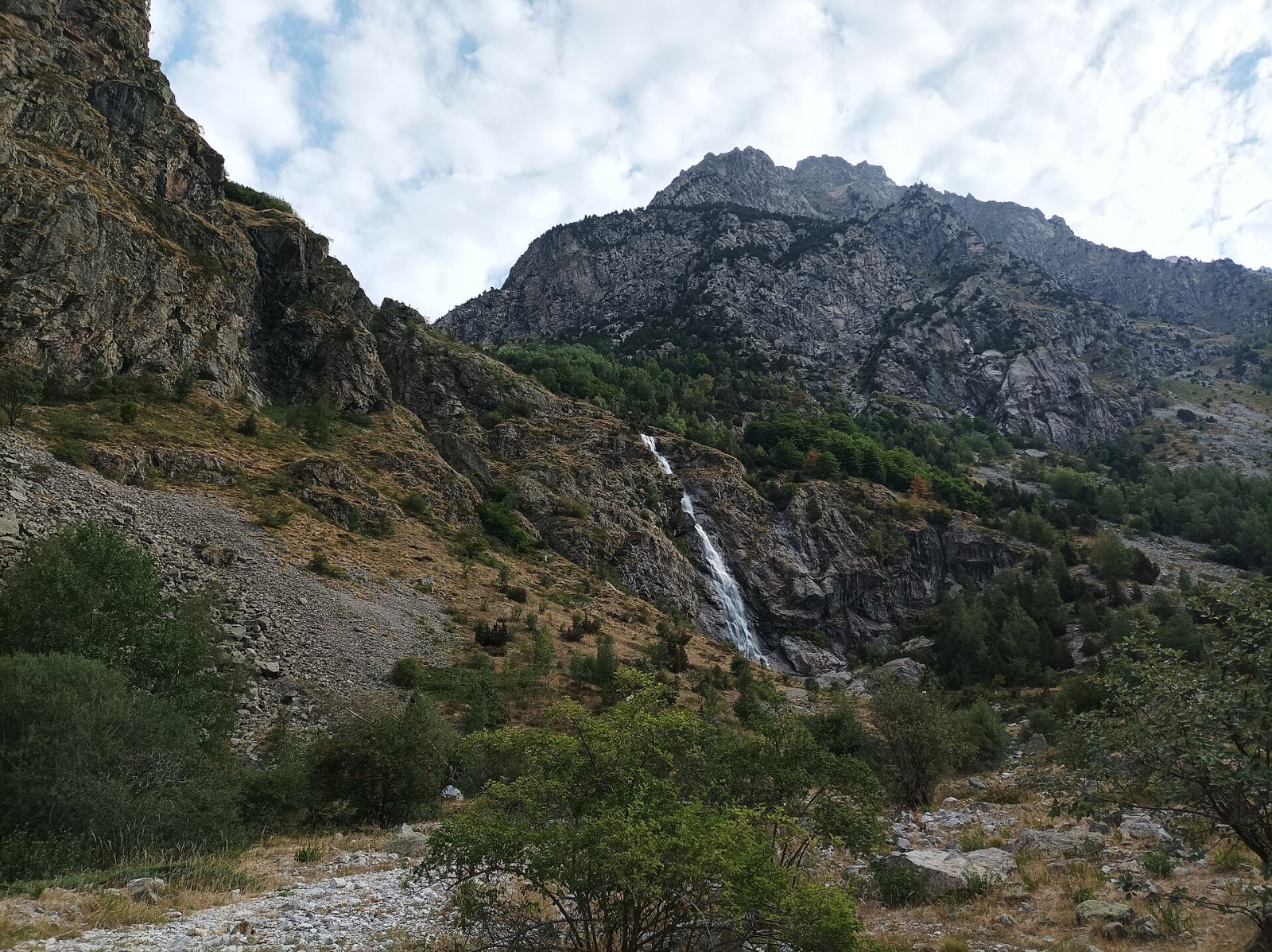 Descubre la Cascade de la Pisse: una joya natural en Francia - Entraigues | Secret World Trip Planner