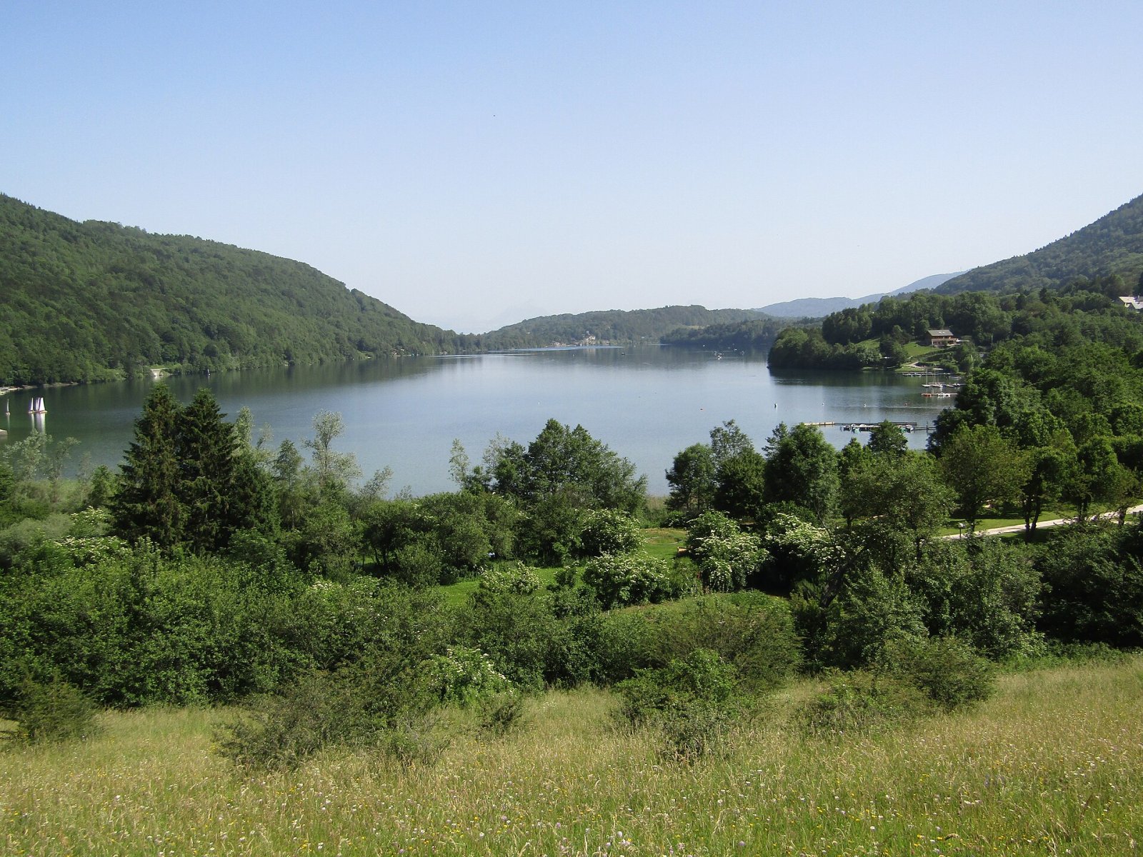 Lac Laffrey: Un Paradiso Naturale in Auvergne-Rhône-Alpes - Saint-Théoffrey | Secret World Trip Planner