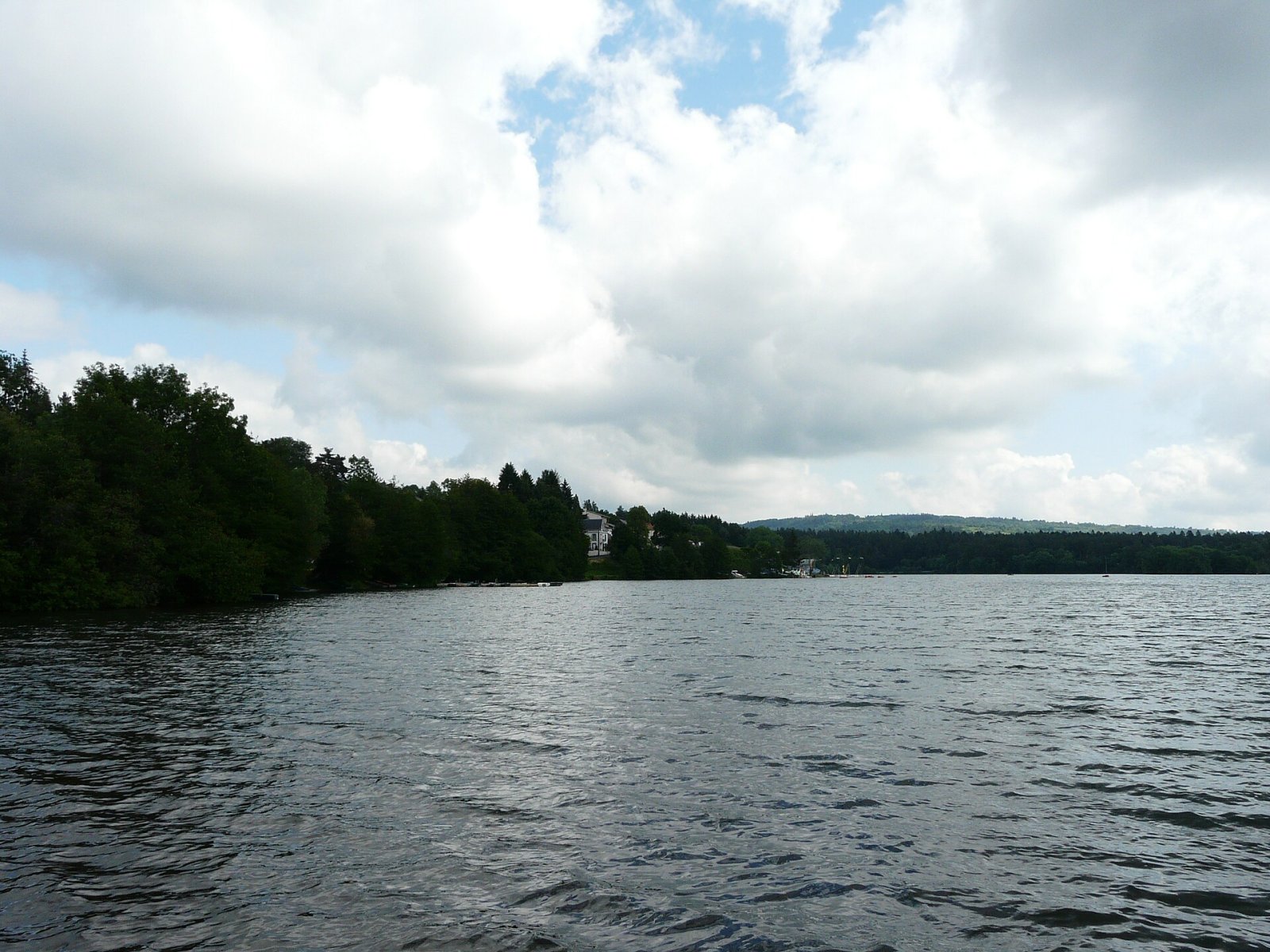 Scopri il Lago di Aydat: Un Paradiso Naturale in Francia - Aydat | Secret World Trip Planner