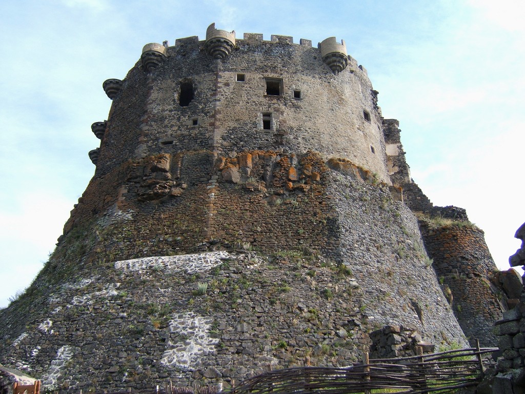Descubra o encanto do Château de Murol na Auvergne - Murol | Secret World Trip Planner