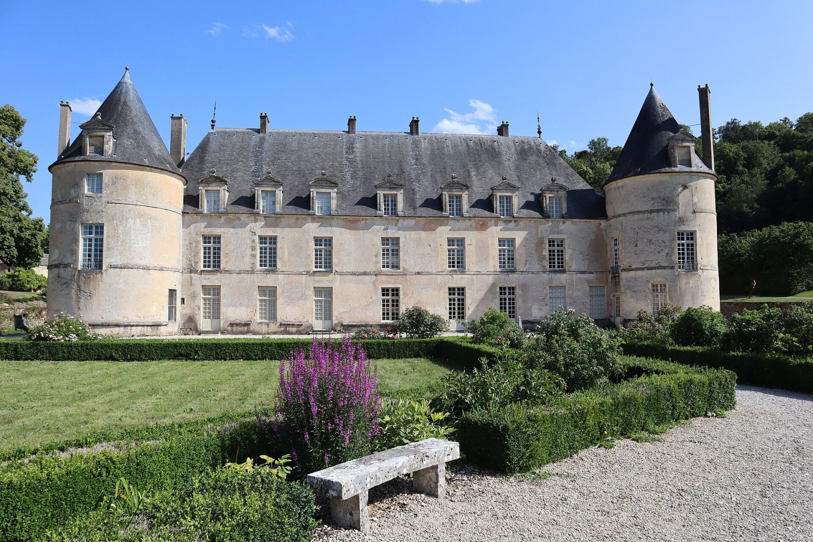 Scopri il Fascino del Château de Bussy-Rabutin in Francia - Hauteroche | Secret World Trip Planner