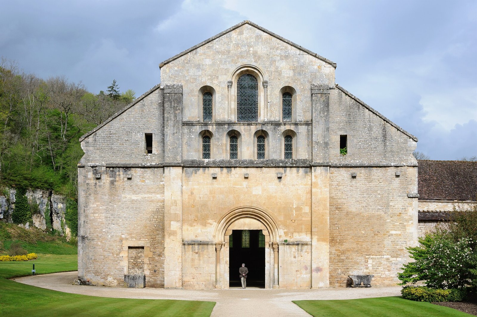 Descubre la Abbaye de Fontenay: un tesoro de Borgoña - Marmagne | Secret World Trip Planner