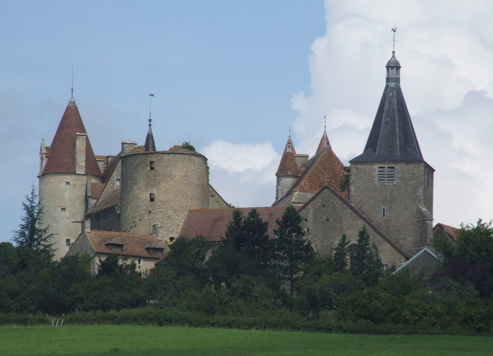 Откройте для себя очарование Шато де Шатонеф в Бургундии - Vandenesse-en-Auxois | Secret World Trip Planner