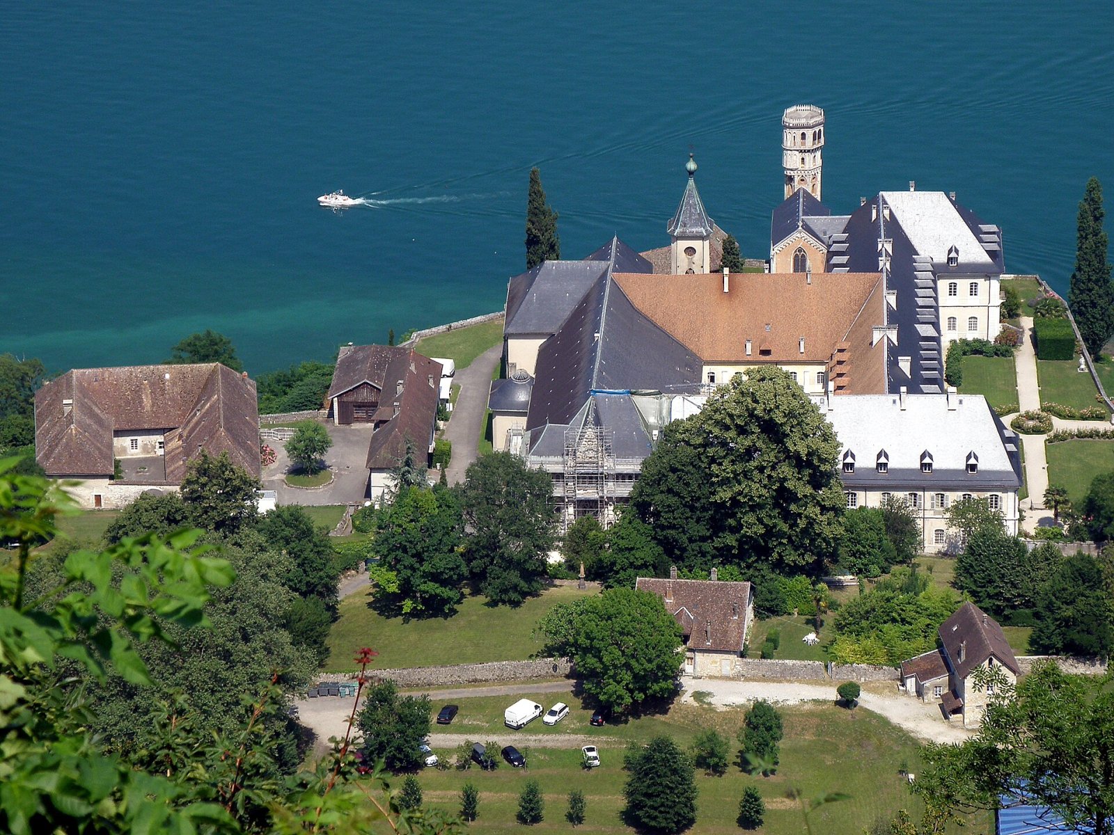 Entdecken Sie die Abbaye d'Hautecombe: ein kulturelles Juwel in Frankreich - Saint-Pierre-de-Curtille | Secret World Trip Planner