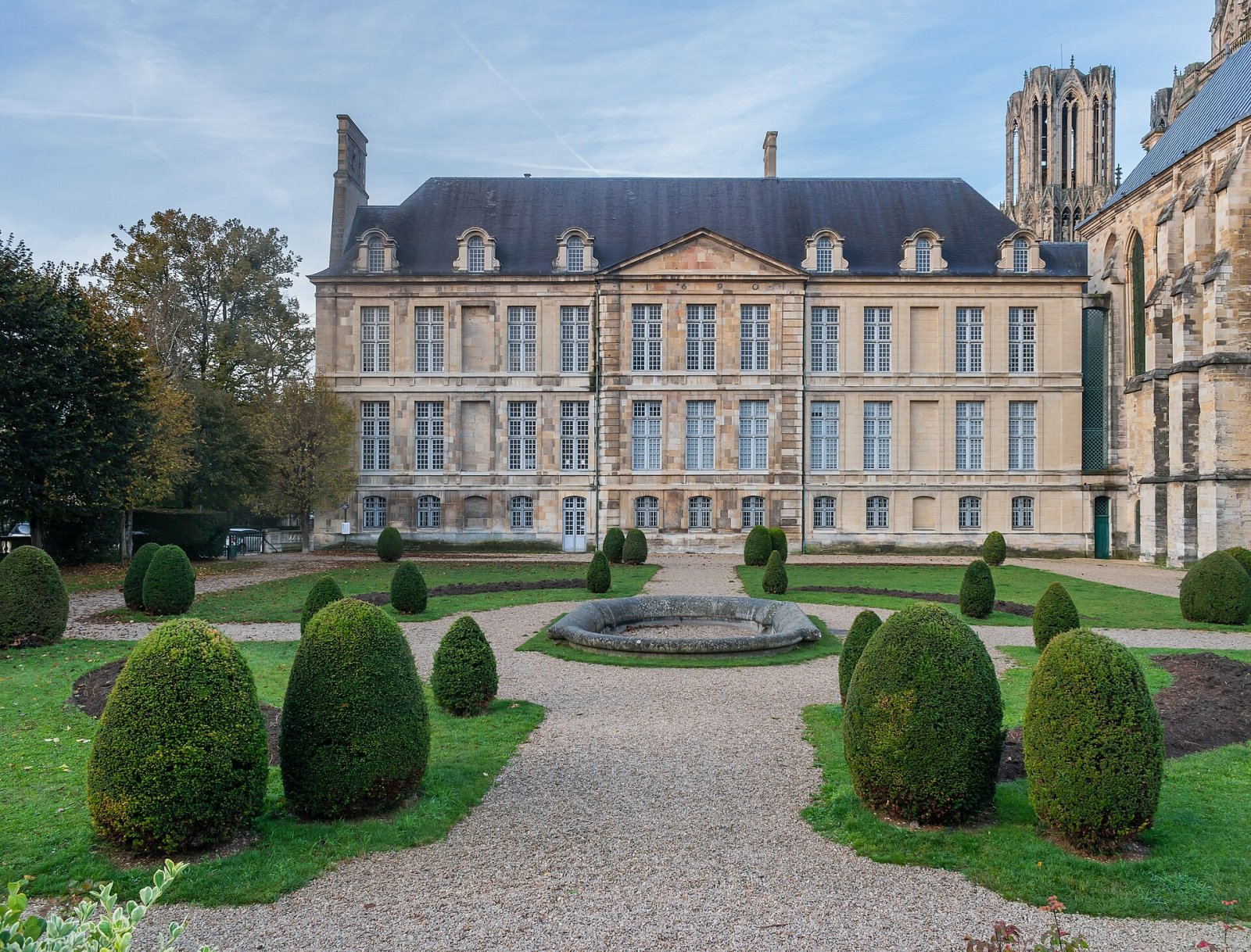 Descubra o Palais du Tau em Reims: História e Beleza - Reims | Secret World Trip Planner